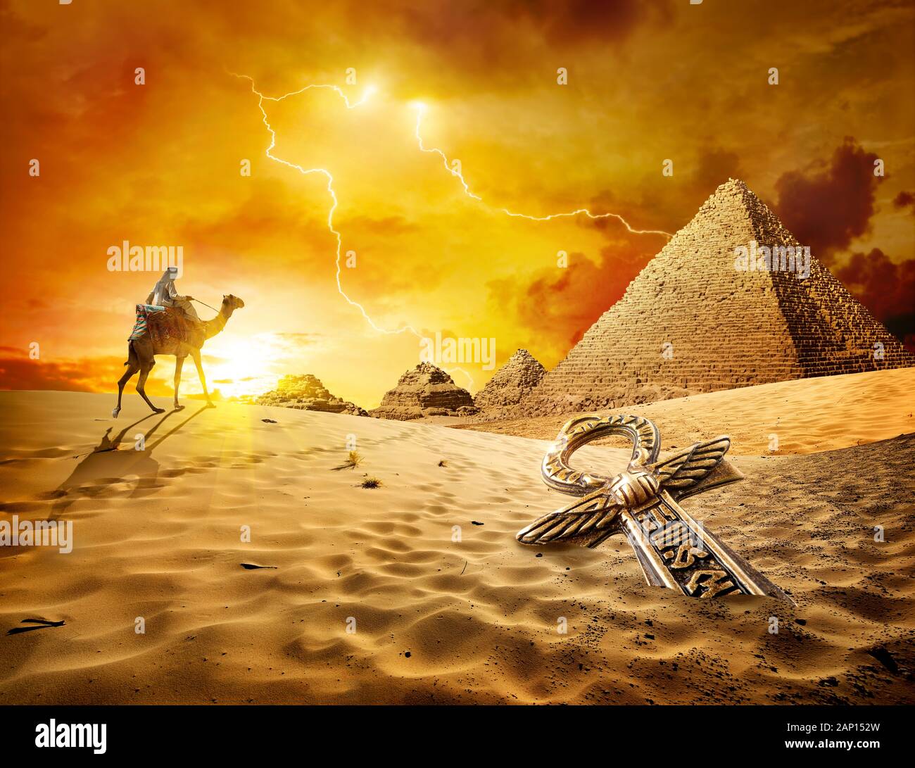 Tuoni e fulmini nel deserto d'Egitto Foto Stock