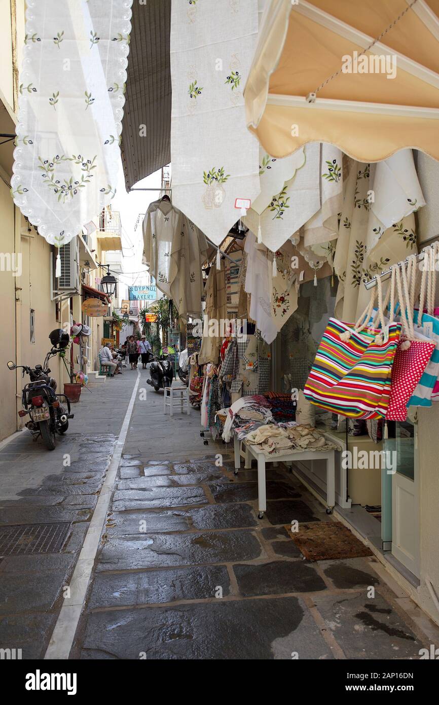Backstreet negozi che vendono la loro mercanzia e biancheria nella città vecchia di Rethymno, Creta. Foto Stock