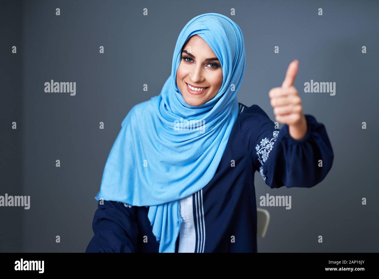 Femmina musulmano apprendimento dello studente a casa Foto Stock