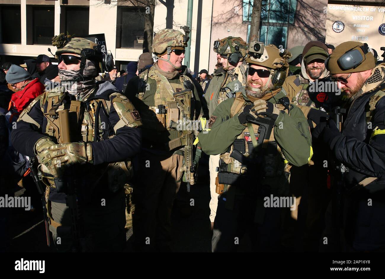 Richmond, Virginia, Stati Uniti d'America . Xx gen, 2020. Pistola sostenitori dei diritti di partecipare a un rally organizzato dalla Virginia cittadini della lega di difesa nei pressi di State Capitol Building a Richmond, Virginia il lunedì, 20 gennaio 2020. Il Gruppo sta dimostrando contro il governatore della Virginia Ralph Northam propone di pistola la normativa di controllo, compreso il divieto di militari stile di armi e i silenziatori, limitando pistola acquisto, consentendo le località di vietare le pistole in spazi pubblici e di emanazione di un 'red bandiera" legge. Credito: UPI/Alamy Live News Foto Stock