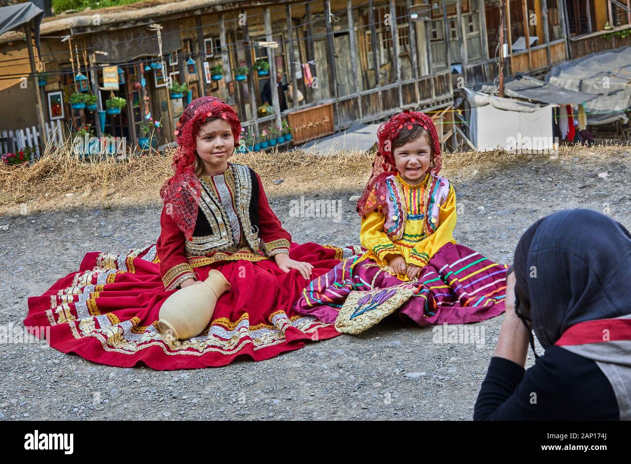 Il villaggio di montagna di Masuleh nelle montagne Elburs nell'Iran settentrionale, adottate il 28 maggio 2017. Il villaggio è costruito come una terrazza in forte pendenza. I tetti sono di solito piatta o solo leggermente inclinata e spesso servono anche come sentieri per la casa di alto livello al di sopra del. A causa della singolare architettura delle case, il posto è un'attrazione turistica. | Utilizzo di tutto il mondo Foto Stock