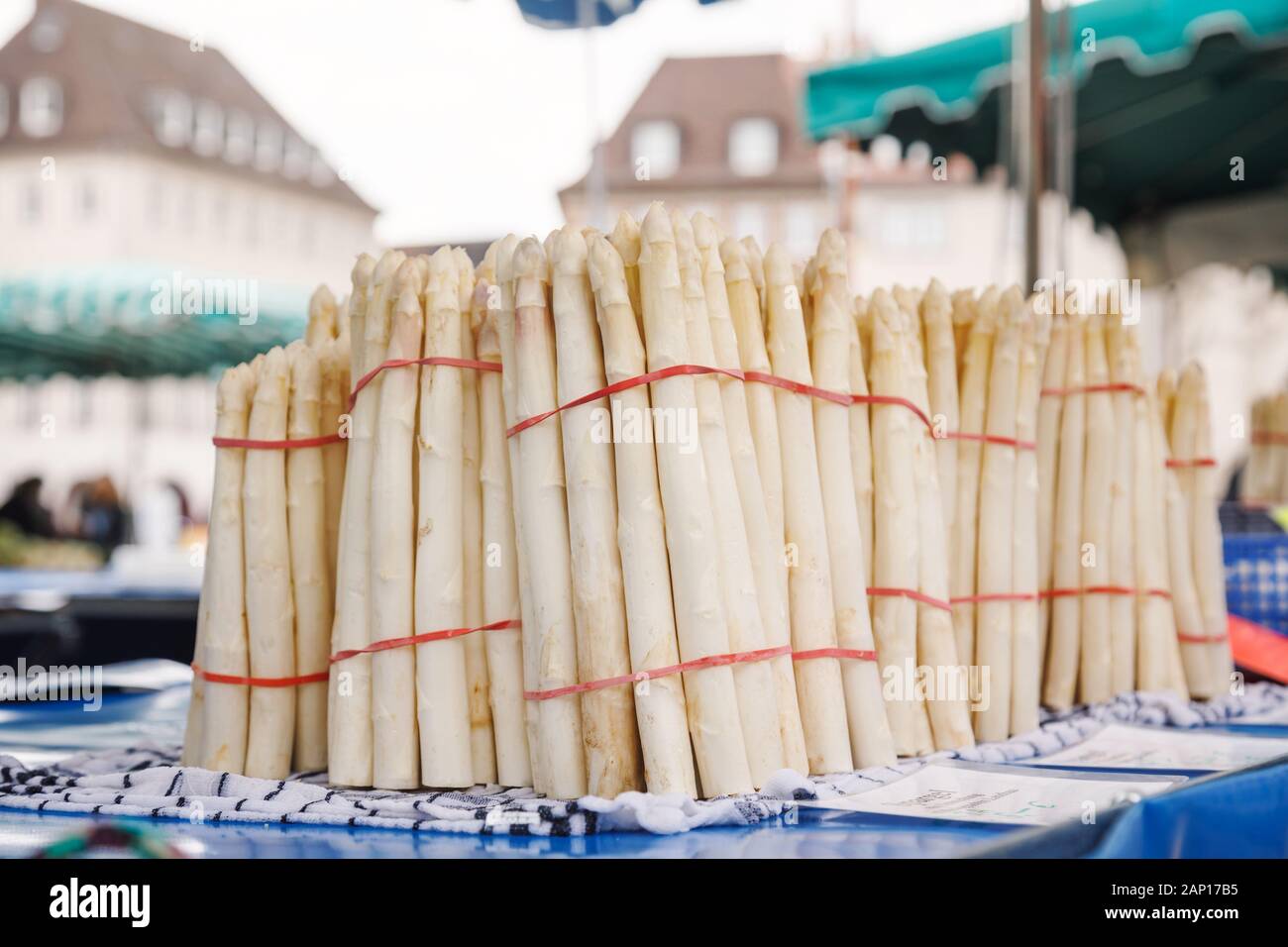 Materie asparagi bianchi per la vendita al mercato locale in Baviera Germania - una verdura diffusa durante la stagione Spargel (Spargelzeit o Spargelsaison) Foto Stock