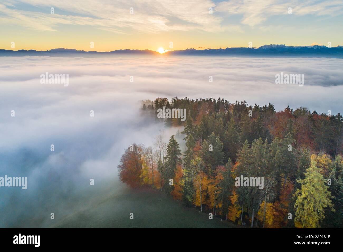 Oberland di Zurigo con vista dal Pfannenstiel di Muertschenstock e Glaernisch all'alba. Oberland Di Zurigo, Svizzera Foto Stock