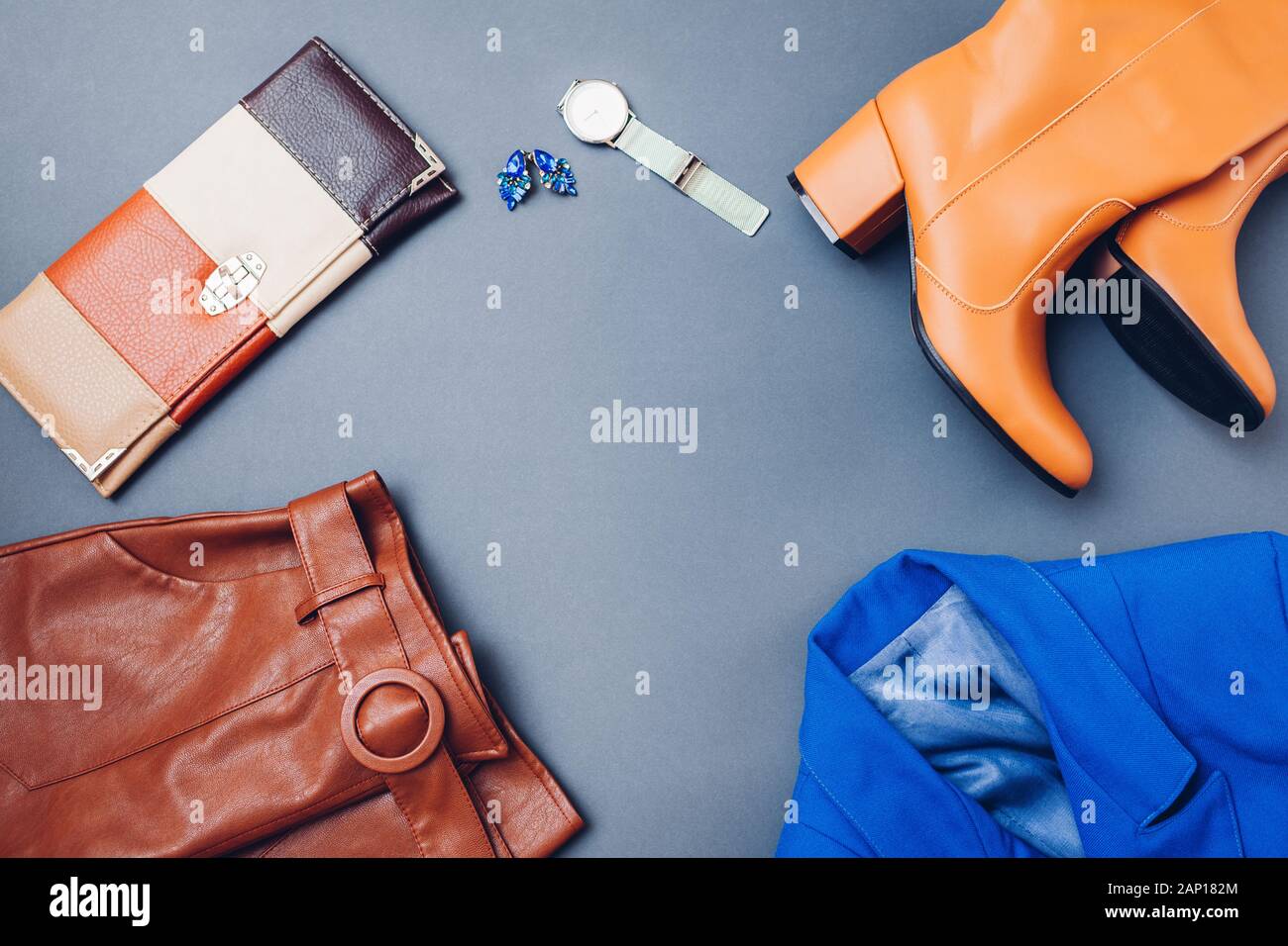 Blu classico colore alla moda del 2020. Molla femmina di capi di abbigliamento e accessori. Elegante giacca blu, scarpe e stivali. La moda Foto Stock