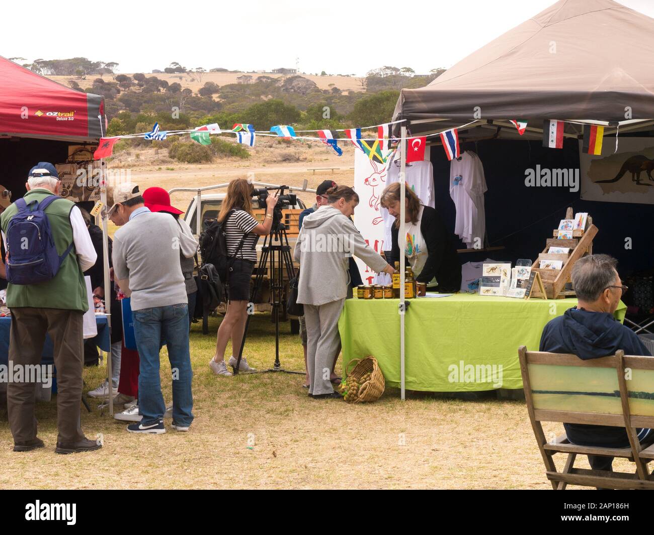 Giovane donna registra video di Penneshaw mercato frequentato dai passeggeri del Sun Princess nave da crociera su Kangaroo Island, in Australia. Foto Stock