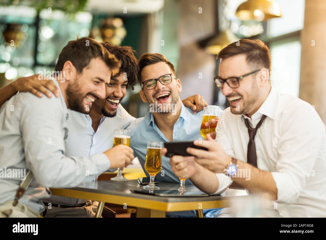 Divertimento dopo il lavoro con la birra. Gruppo proprietario bere birra dopo il lavoro Foto Stock