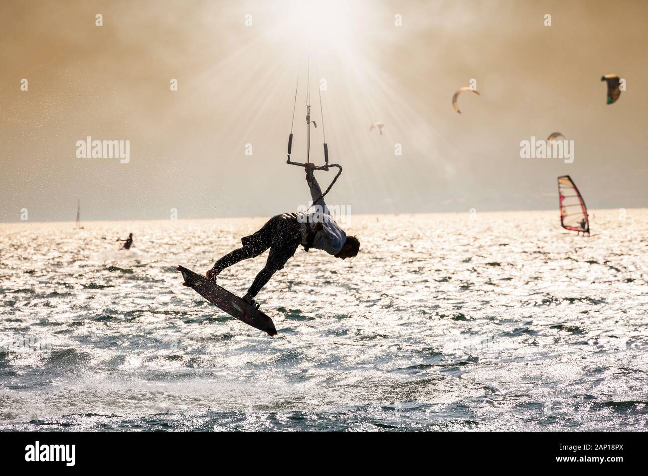 Kite surfer in azione al tramonto Foto Stock