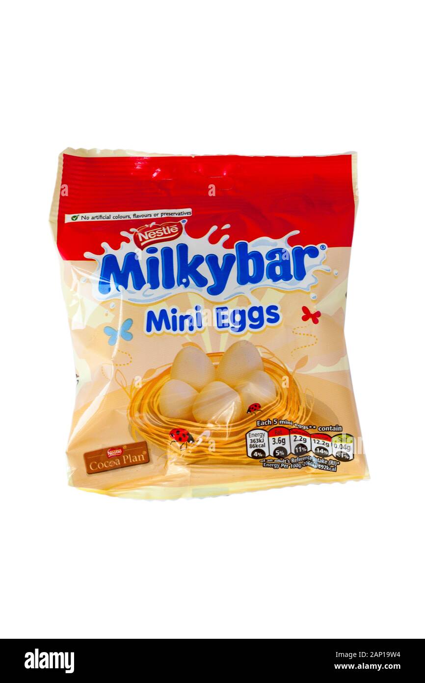 Pacchetto di Nestlé Milky bar mini uova isolate su sfondo bianco - Nestle Milky bar mini uova - Pronto per la Pasqua Foto Stock Pacchetto di Nestlé Milky bar mini uova isolate su sfondo bianco - Nestle Milky bar mini uova - Pronto per la Pasqua Foto Stock