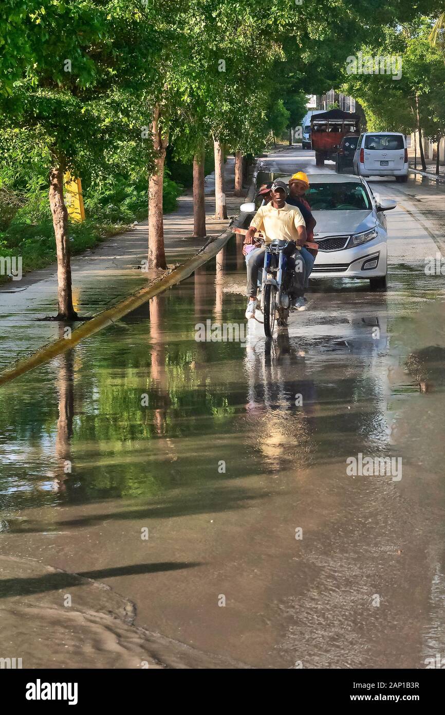 Il traffico non si ferma anche dopo un acquazzone, Repubblica Dominicana Foto Stock