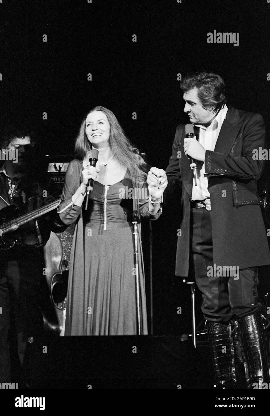 Johnny Cash, Paese amerikanischer Sänger und Songschreiber, bei einem Konzert in Hamburg mit Ehefrau Giugno Carter Cash, Deutschland um 1981. Paese americano cantante e song writer Johnny Cash e la moglie June Carter Cash eseguendo a Amburgo, Germania, intorno al 1981. Foto Stock