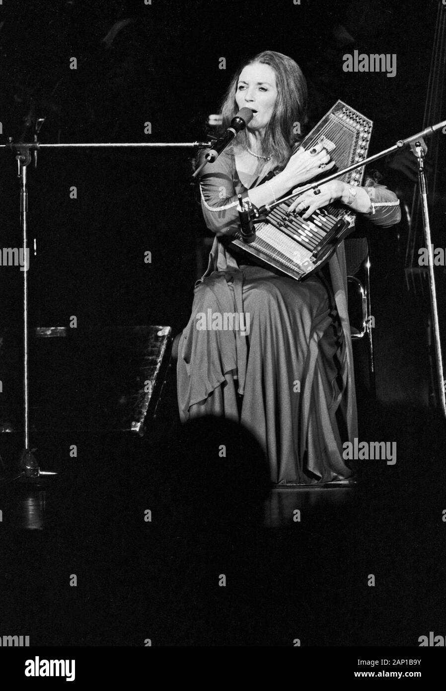 Giugno Carter Cash, Ehefrau von Johnny Cash, Paese amerikanischer Sänger und Songschreiber, spielt Leier bei einem Konzert in Hamburg, Deutschland um 1981. Giugno Carter Cash, moglie del paese americano cantante e song writer Johnny Cash, giocando un lyra mentre si esegue a Amburgo, Germania, intorno al 1981. Foto Stock