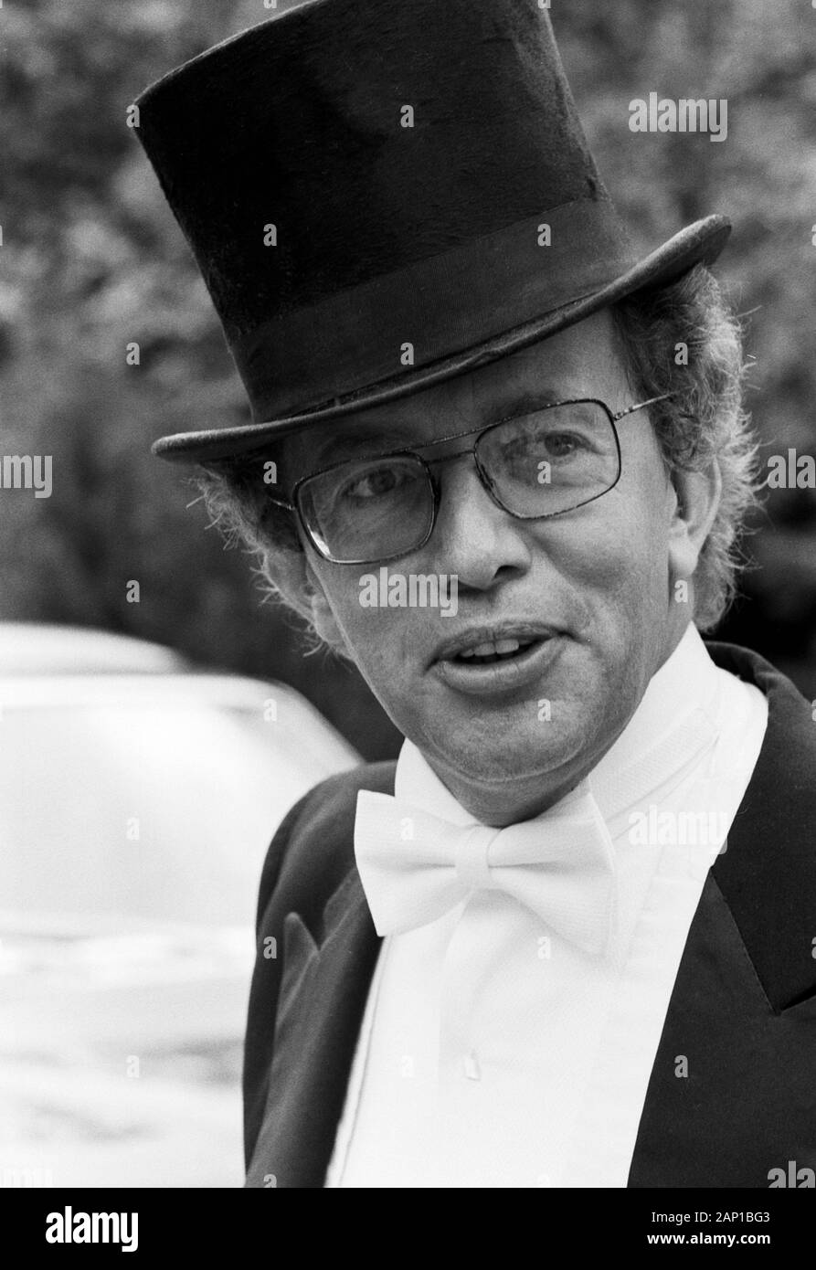 Dieter Thomas Heck, deutscher moderatore und Entertainer mit Zylinder, Deutschland um 1981. TV tedesca presenter Dieter Thomas Ontrollare indossando un tubo da stufa hat a Amburgo, Germania 1981. Foto Stock