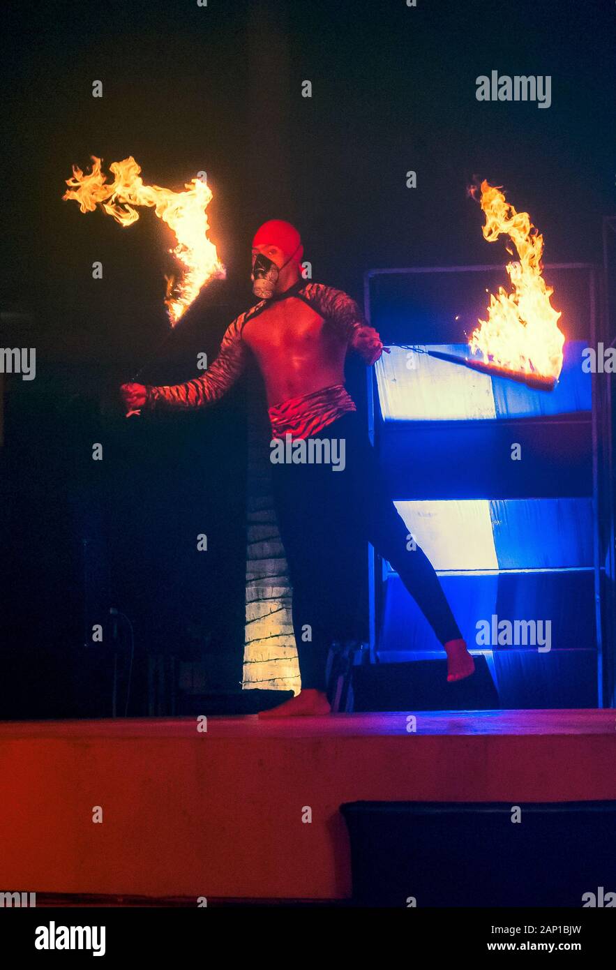 Danza del fuoco immagini e fotografie stock ad alta risoluzione - Alamy