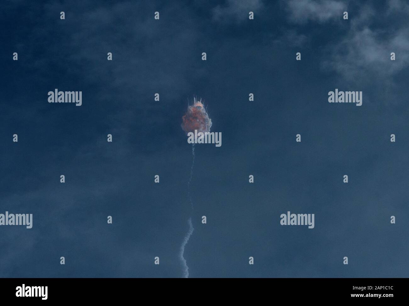 Il razzo Falcon 9 di SpaceX si autodistruggerà dopo che la capsula dell'astronauta del Drago Crew si separò durante un lancio di prova a Cape Canaveral, Florida. Foto Stock