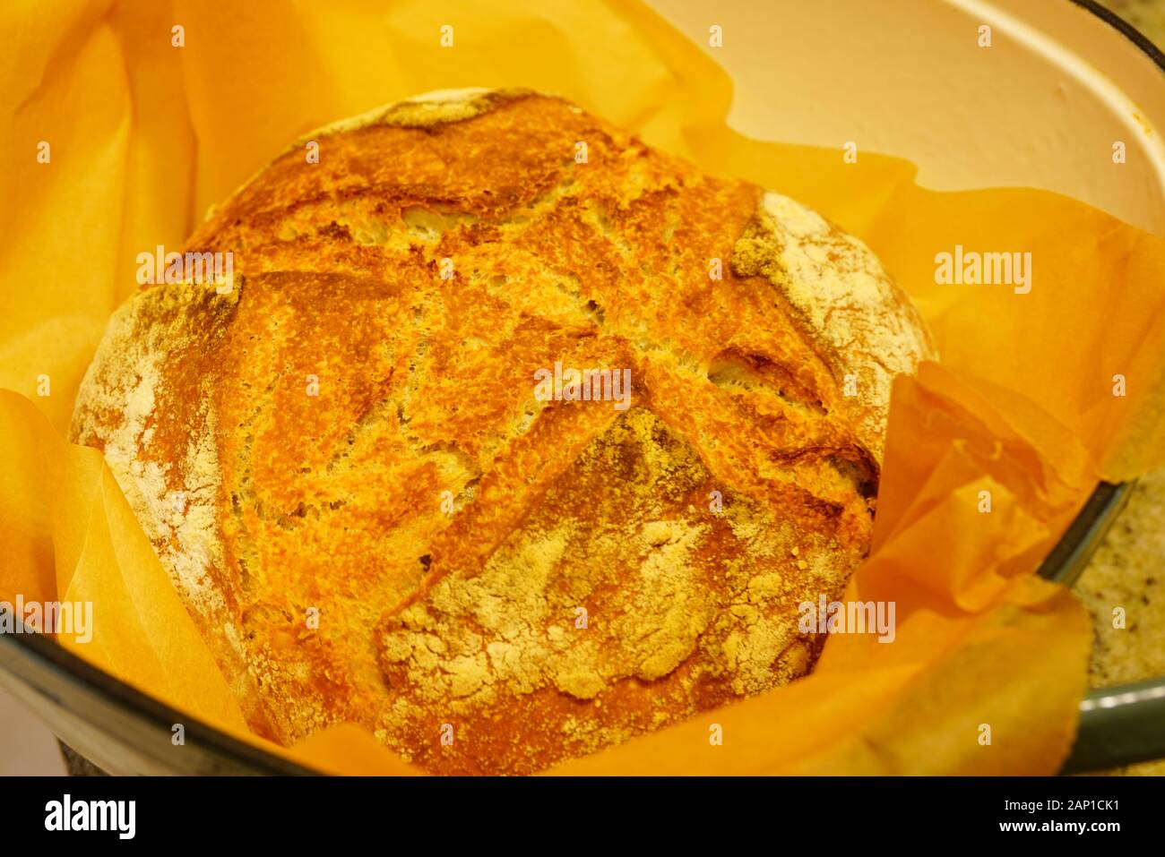 Crostini di miracolo per tutta la notte senza impastare il pane in un forno olandese Foto Stock