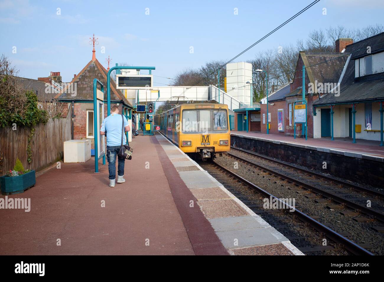 I passeggeri e il treno alla piattaforma in un Tyne and Wear Stazione della Metropolitana Foto Stock