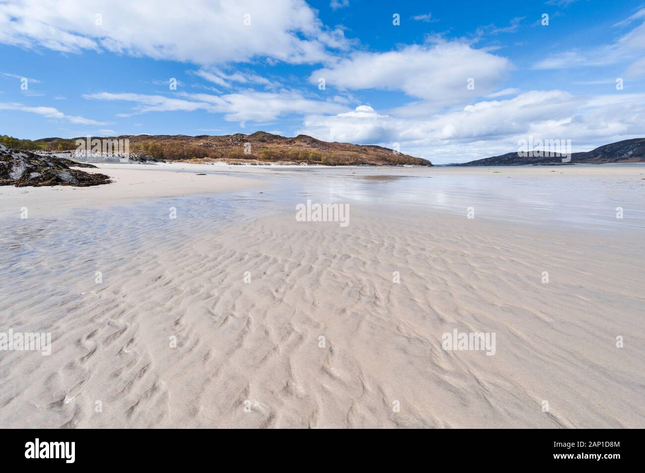 Vuoto deserta spiaggia scozzese - telecomando Silver Sands di Morar sulla costa del nord ovest Highlands della Scozia Foto Stock