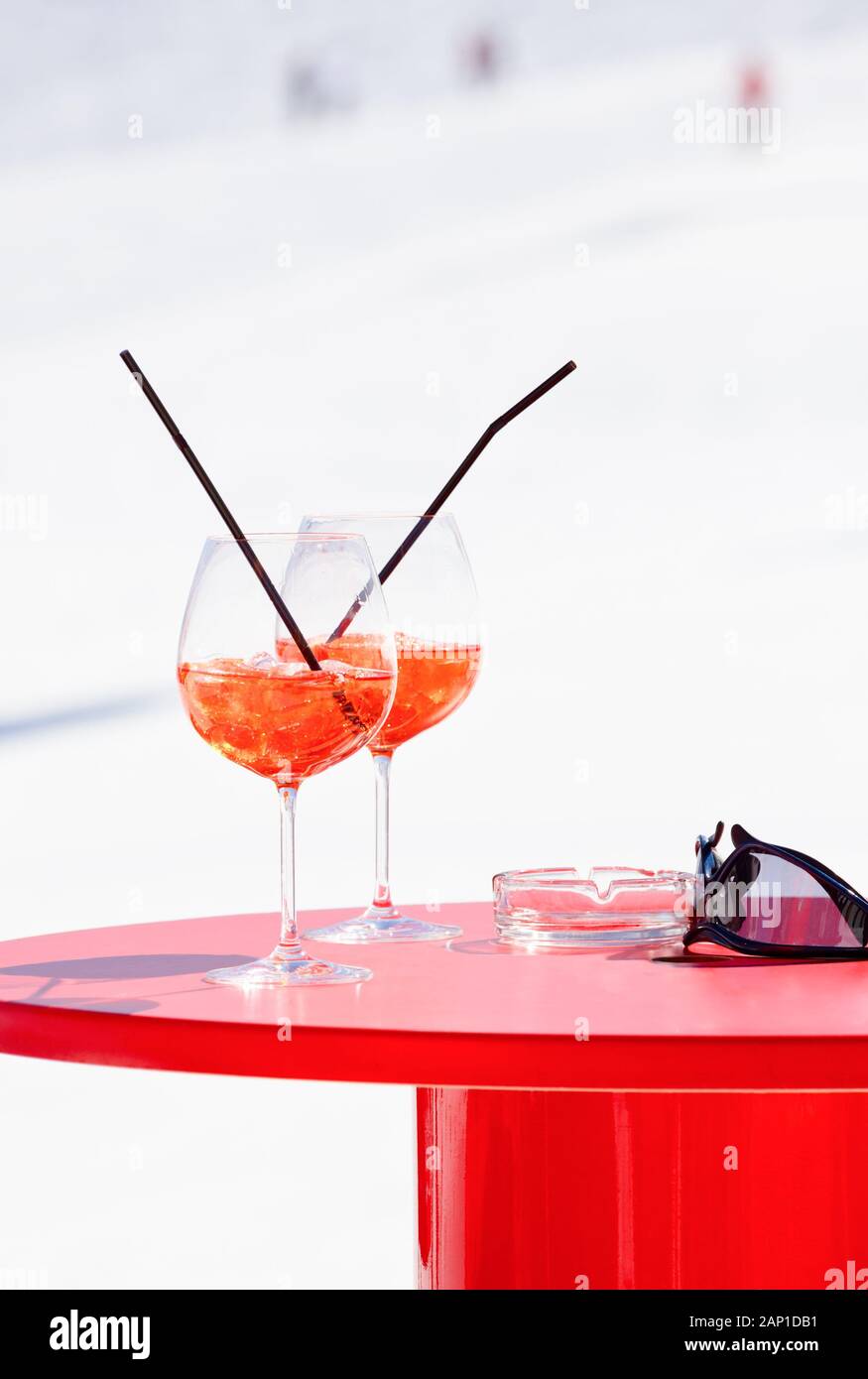 Cocktail Champagne su una tabella rossa a Italian ski resort Foto Stock