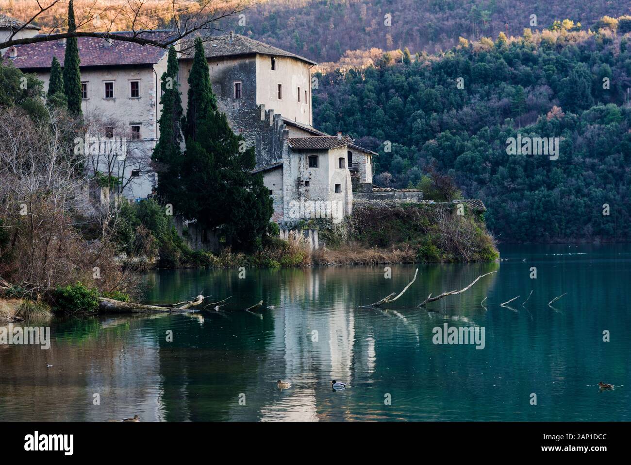 Castello medievale su un promontorio sul lago di Toblino. Foto Stock