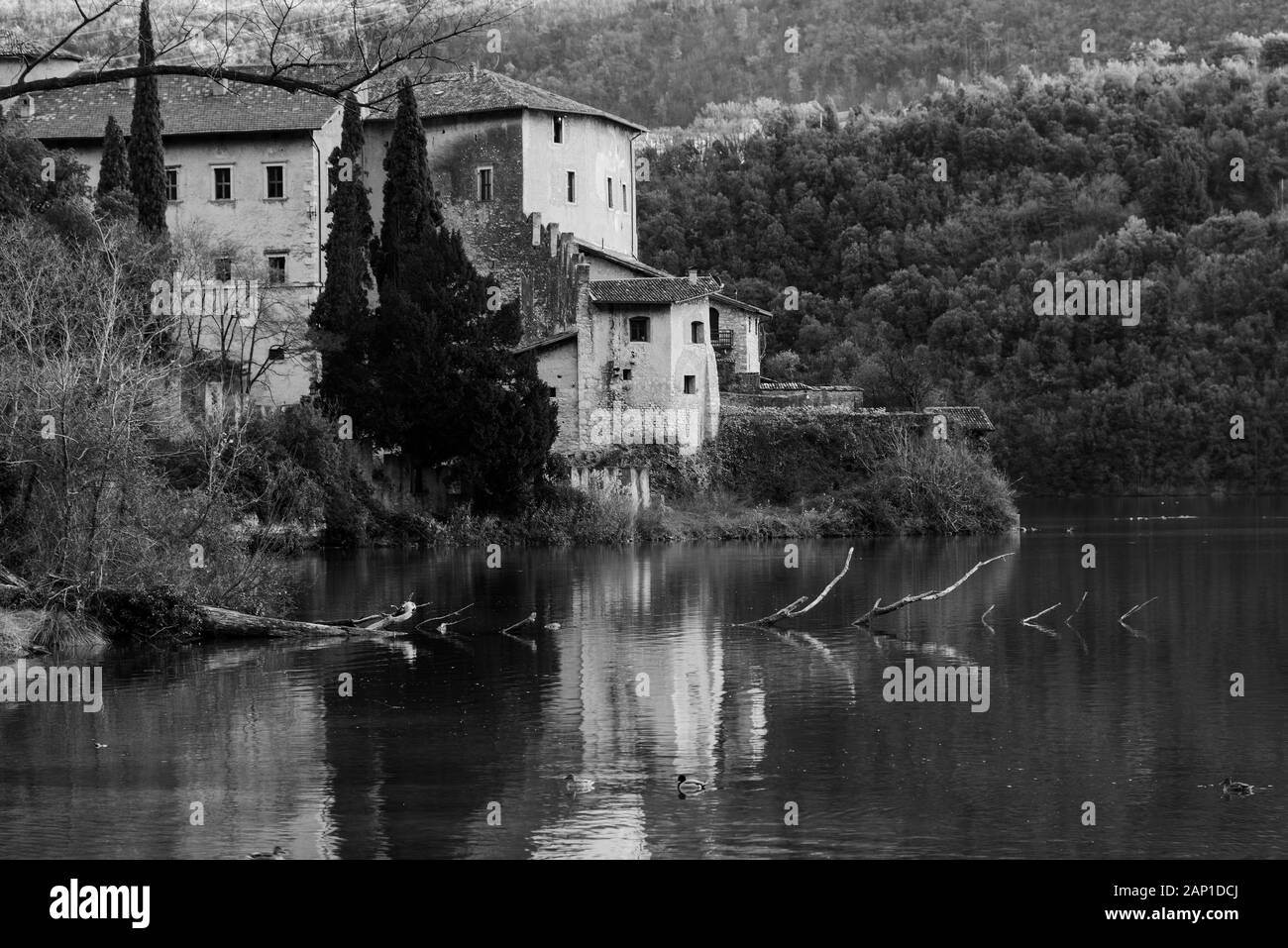 Castello medievale su un promontorio sul lago di Toblino. Foto Stock