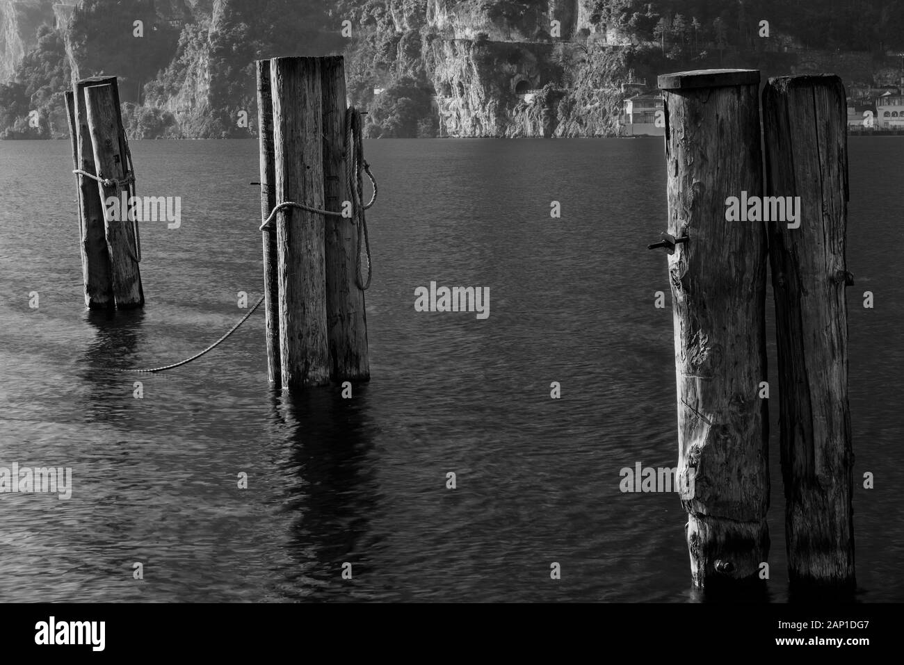 Piloni per l'ormeggio sul Lago di Garda. Foto Stock