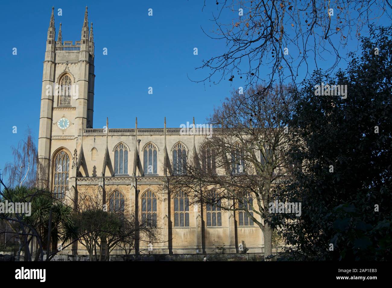 Visto dal lato sud su di una giornata invernale, primi 1800s neo-gotica di san Luca chiesa dall'architetto James savage, Chelsea, Londra, Inghilterra Foto Stock