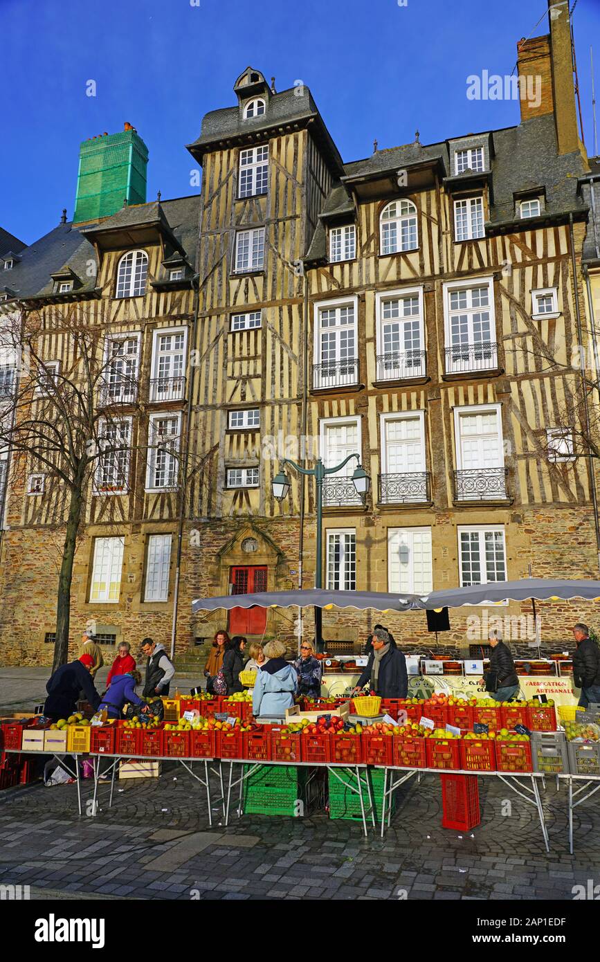 RENNES, Francia -28 dic 2019- colorato Normandia medievale di edifici di stile sono ancora in piedi dopo cinque secoli nel vecchio quartiere della città francese Foto Stock