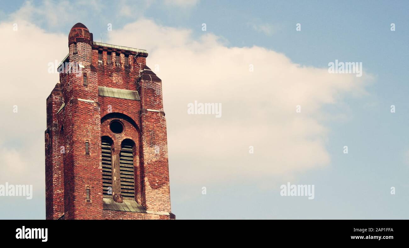 Torre campanaria della chiesa di San Giacomo Apostolo a Varsavia capitale della Polonia contro sky Foto Stock