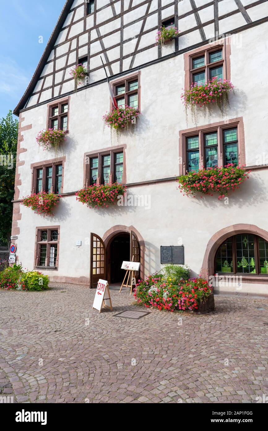 La Salles des Fetes un grazioso edificio nel centro del villaggio di Kayserberg Alsace Francia Foto Stock