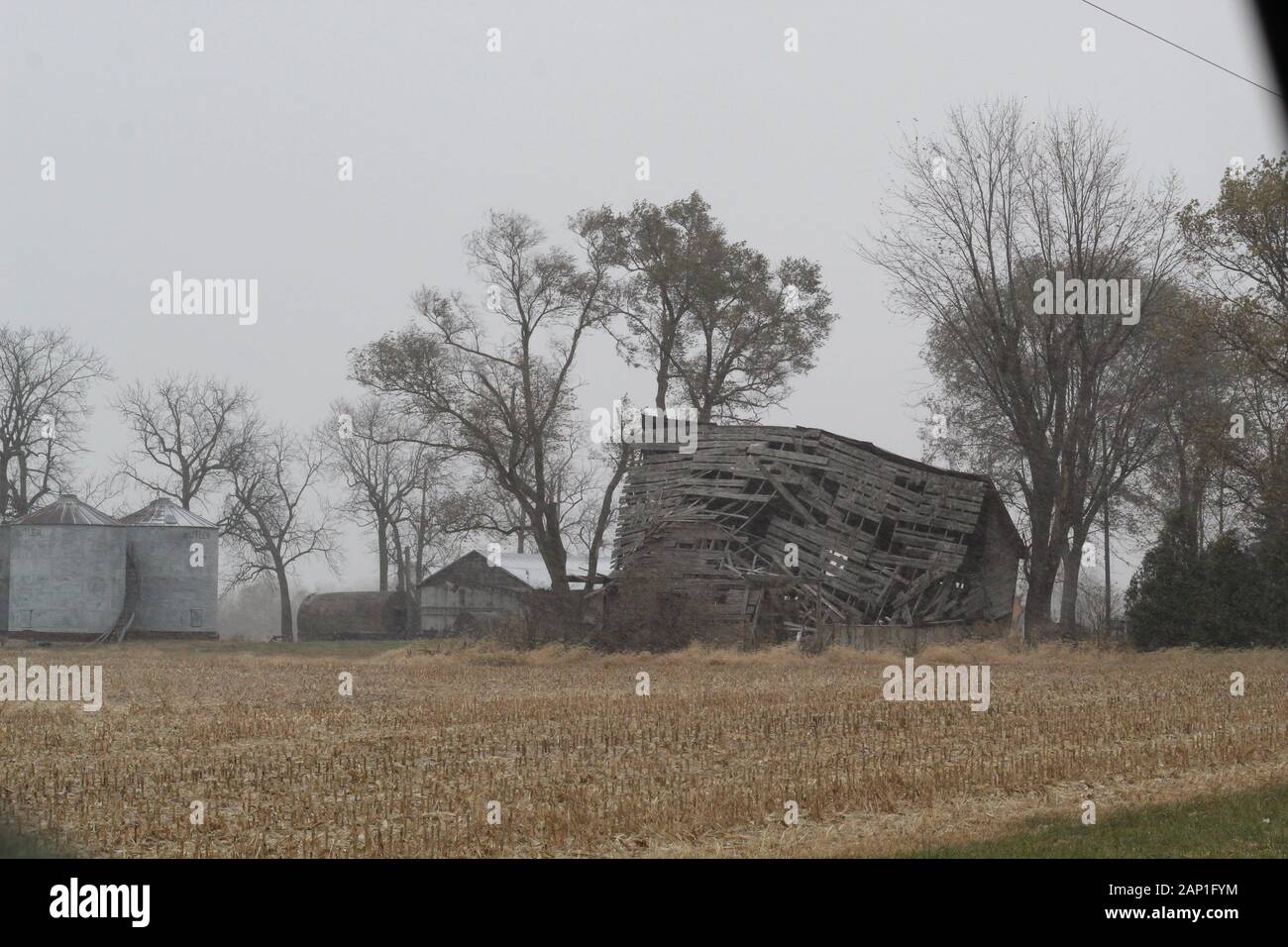 Nevicava su un vecchio capannone che è stato abbandonato e silos per il grano vicino Hoopeston, Illinois, Stati Uniti d'America Foto Stock