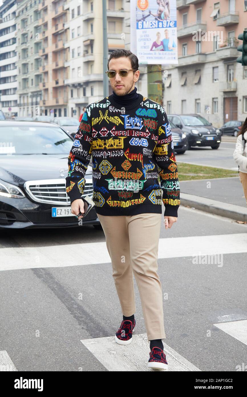Milano, Italia - 14 gennaio 2019: l'uomo con black turtleneck maglione con colorati scritti prima di Gucci fashion show, la Settimana della Moda Milanese street style Foto Stock