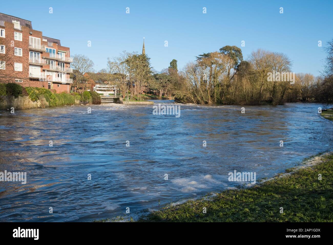 The River Avon at Lucy's Mill Weir in Stratford-upon-Avon, Warwickshire, Regno Unito Foto Stock