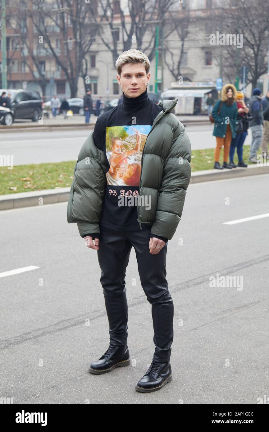 Milano, Italia - 14 gennaio 2019: Uomo con verde giacca imbottita e turtleneck nero maglione con fotografia prima di Gucci fashion show, Milano Moda abbiamo Foto Stock
