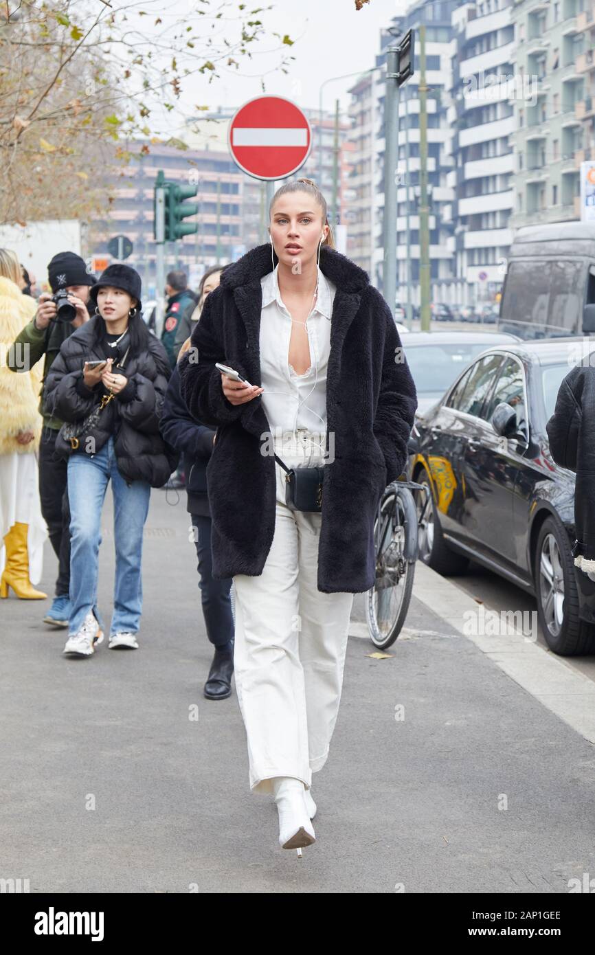 Milano, Italia - 14 gennaio 2019: Donna con pelo nero cappotto e camicia  bianca e pantaloni prima di Gucci fashion show, la Settimana della Moda  Milanese street style Foto stock - Alamy