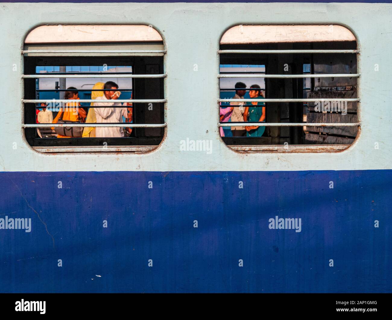 Bar per la sicurezza di fronte alle finestre di un pullman ferroviario indiano Foto Stock
