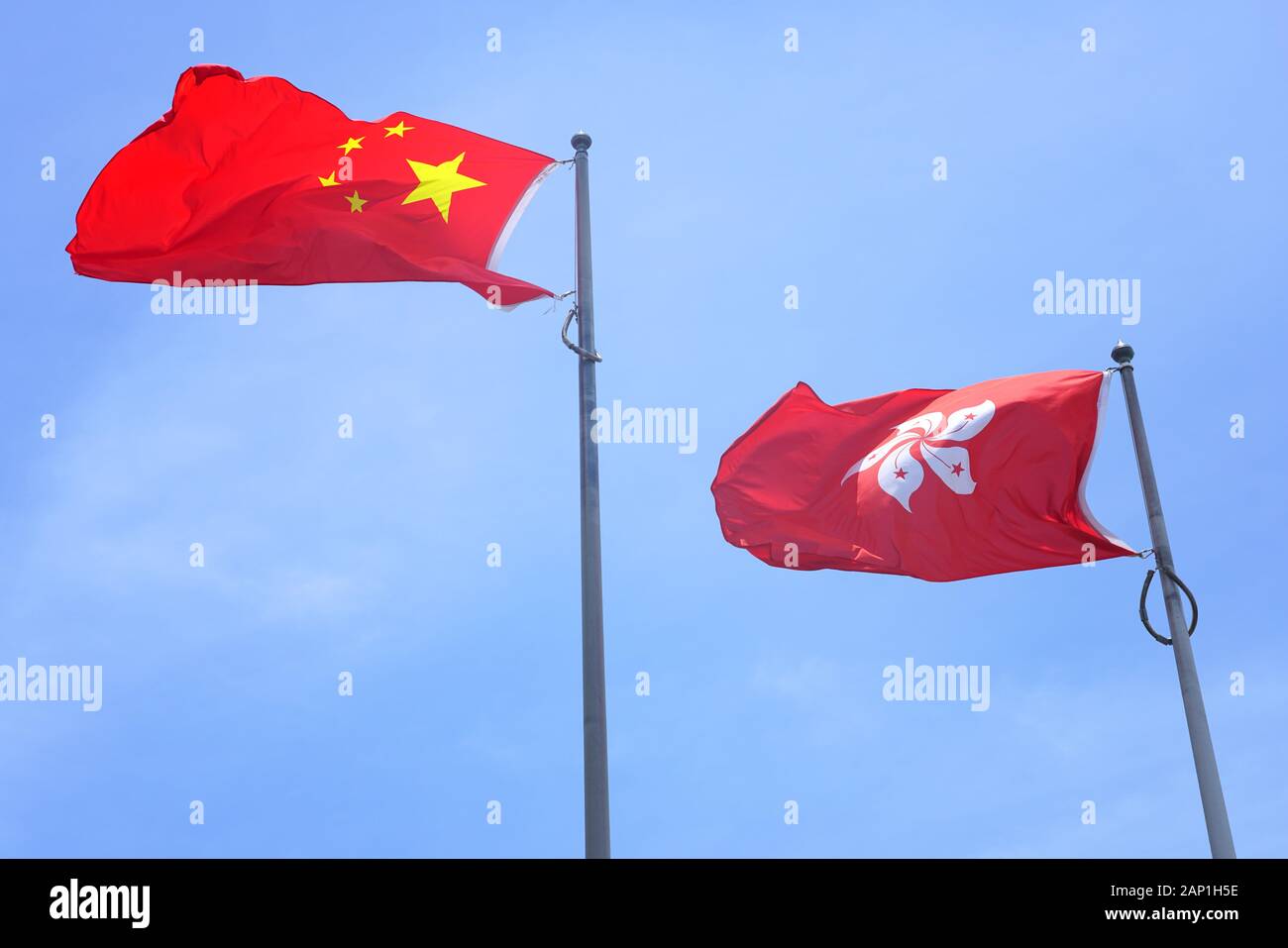 Vista di una bandiera cinese e di Hong Kong bandiera da lato a lato Foto Stock