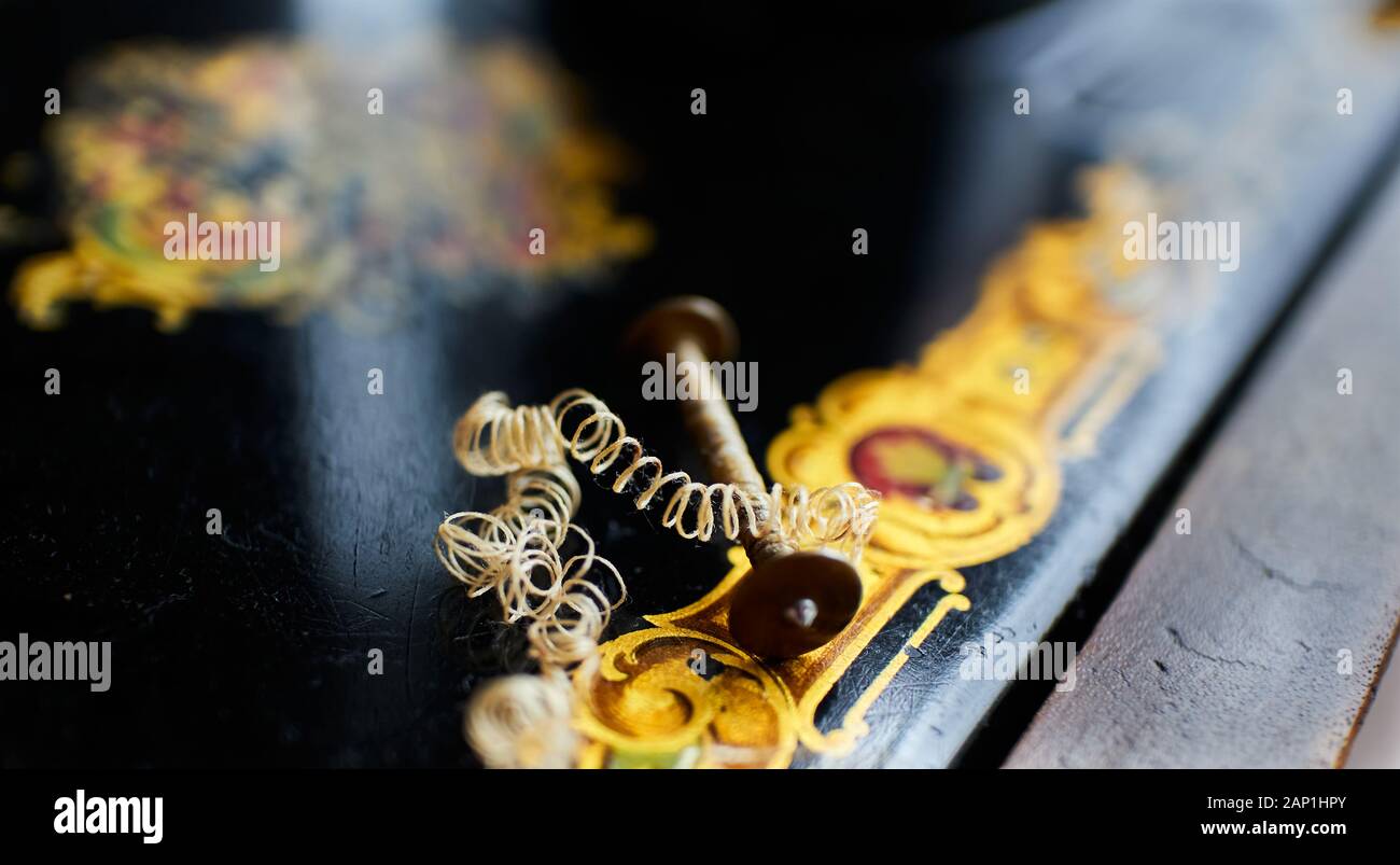 primo piano di antica macchina da cucire bobina - stile lungo per barca navetta come nel cantante 127, 126, 27, 26 e molte macchine d'epoca fatte prima del 1930. Foto Stock