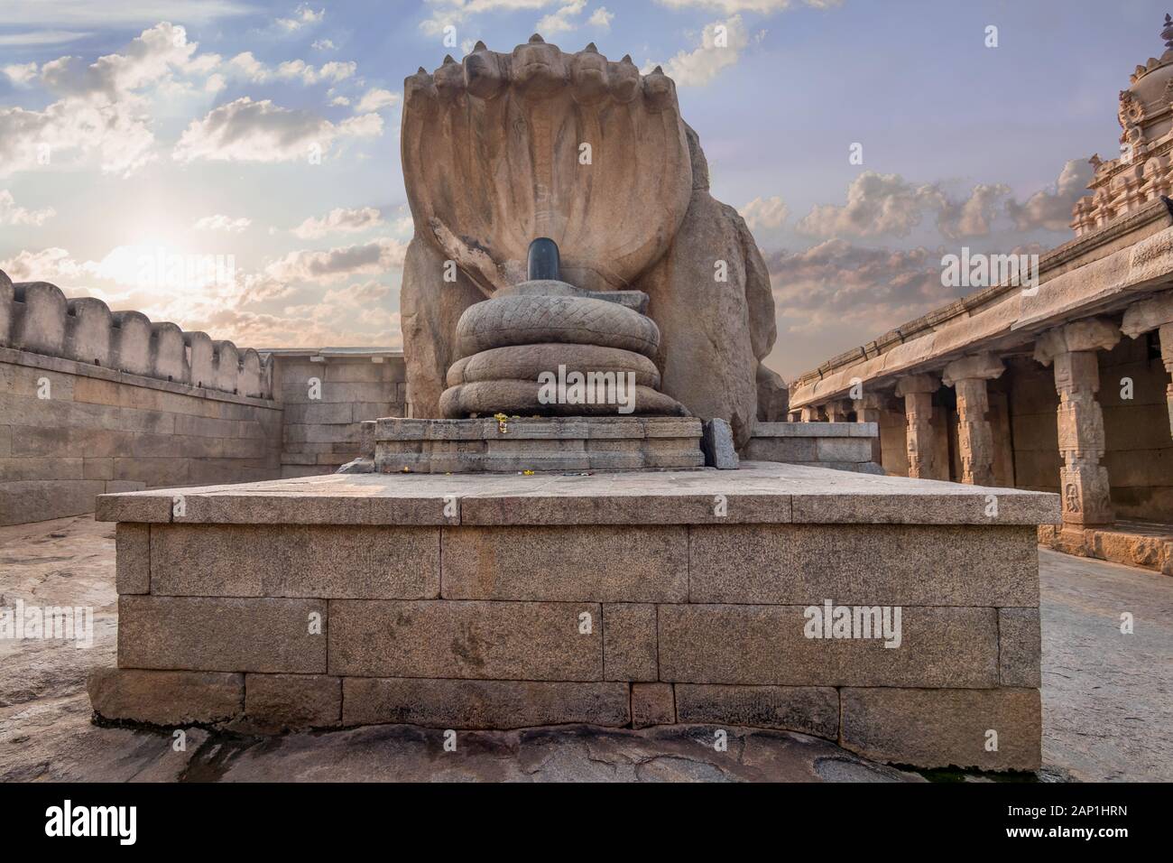 shiva linga tempio con bella vista al tramonto Foto Stock