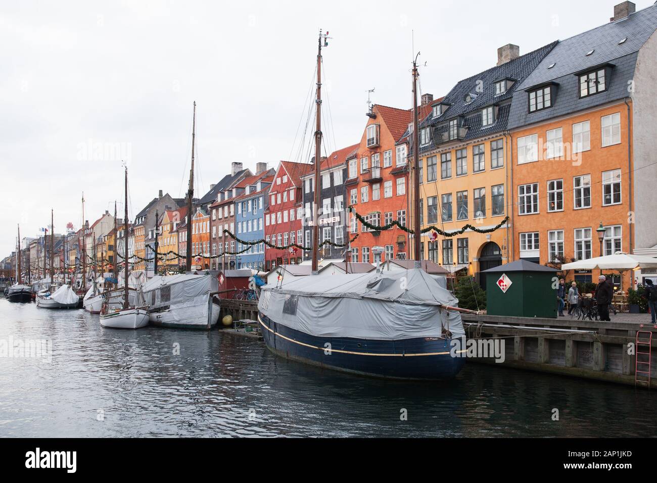 Copenhagen, Danimarca - 10 dicembre 2017: Nyhavn o porto nuovo, è un monastero del XVII secolo waterfront, canal e popolare quartiere turistico di Copenhagen, o Foto Stock Copenhagen, Danimarca - 10 dicembre 2017: Nyhavn o porto nuovo, è un monastero del XVII secolo waterfront, canal e popolare quartiere turistico di Copenhagen, o Foto Stock