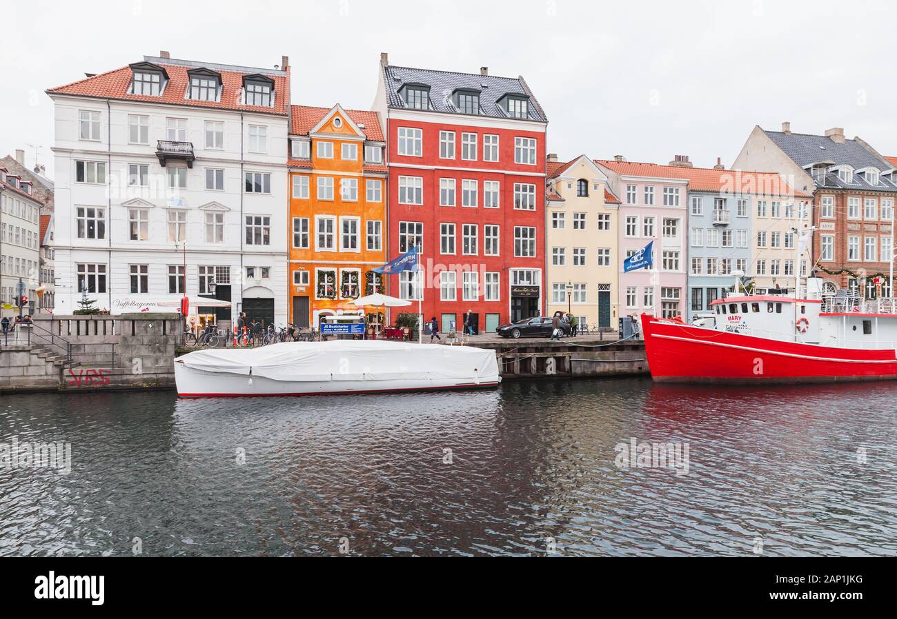 Copenhagen, Danimarca - 10 dicembre 2017: Nyhavn o porto nuovo, è un monastero del XVII secolo waterfront, canal e popolare quartiere turistico. La gente comune Foto Stock Copenhagen, Danimarca - 10 dicembre 2017: Nyhavn o porto nuovo, è un monastero del XVII secolo waterfront, canal e popolare quartiere turistico. La gente comune Foto Stock