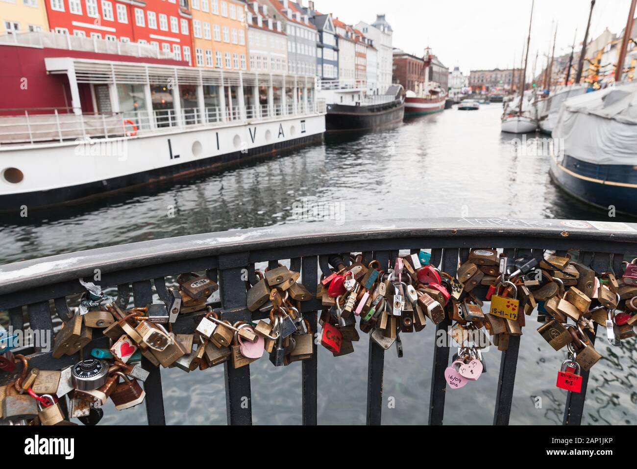 Copenhagen, Danimarca - 10 dicembre 2017: Amore serrature sono il ponte su Nyhavn, del XVII secolo waterfront, canal e popolare quartiere turistico in C Foto Stock Copenhagen, Danimarca - 10 dicembre 2017: Amore serrature sono il ponte su Nyhavn, del XVII secolo waterfront, canal e popolare quartiere turistico in C Foto Stock