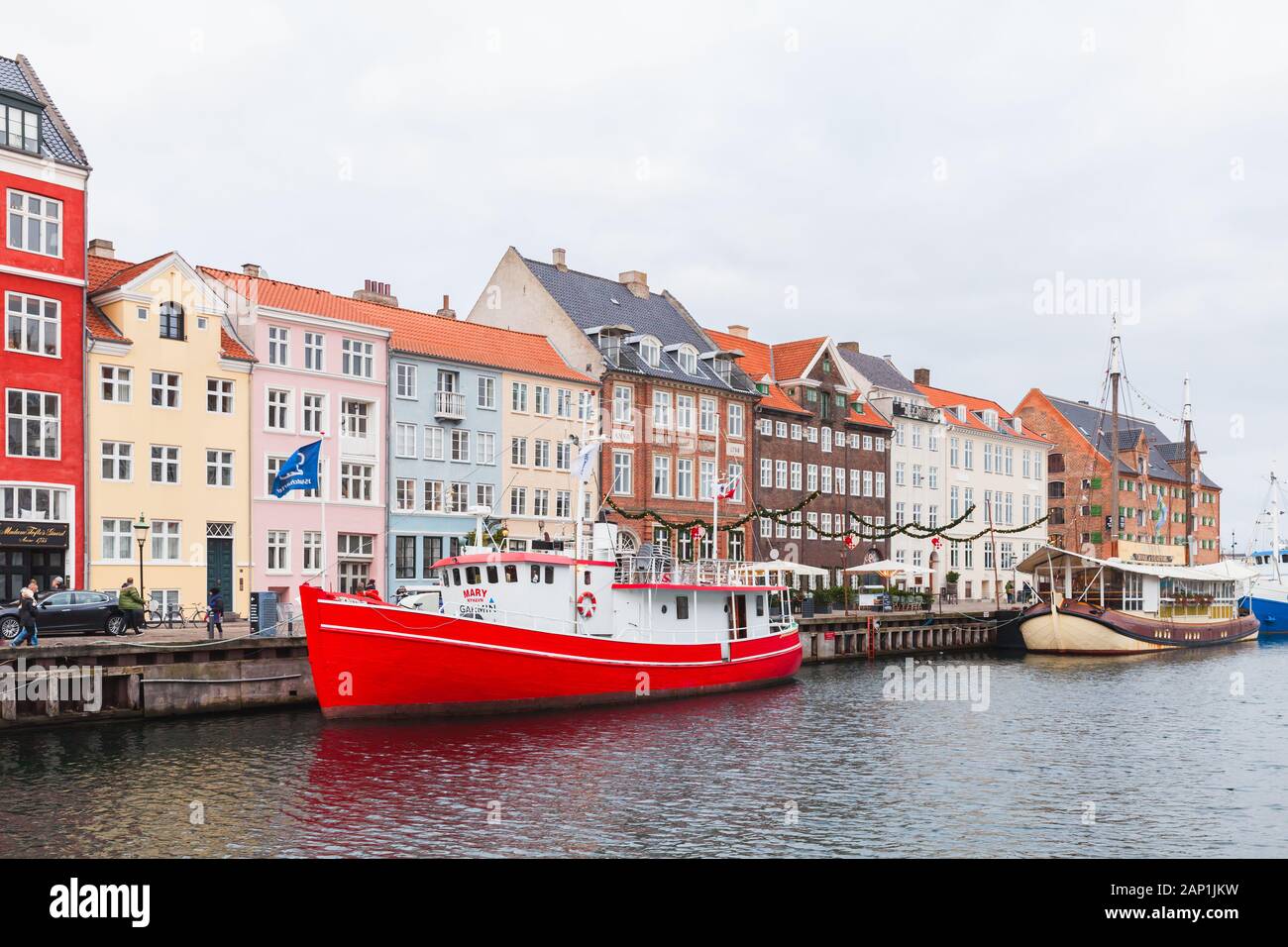 Copenhagen, Danimarca - 10 dicembre 2017: Street View di Nyhavn o porto nuovo, è un monastero del XVII secolo waterfront, canal e popolare quartiere turistico. Foto Stock Copenhagen, Danimarca - 10 dicembre 2017: Street View di Nyhavn o porto nuovo, è un monastero del XVII secolo waterfront, canal e popolare quartiere turistico. Foto Stock