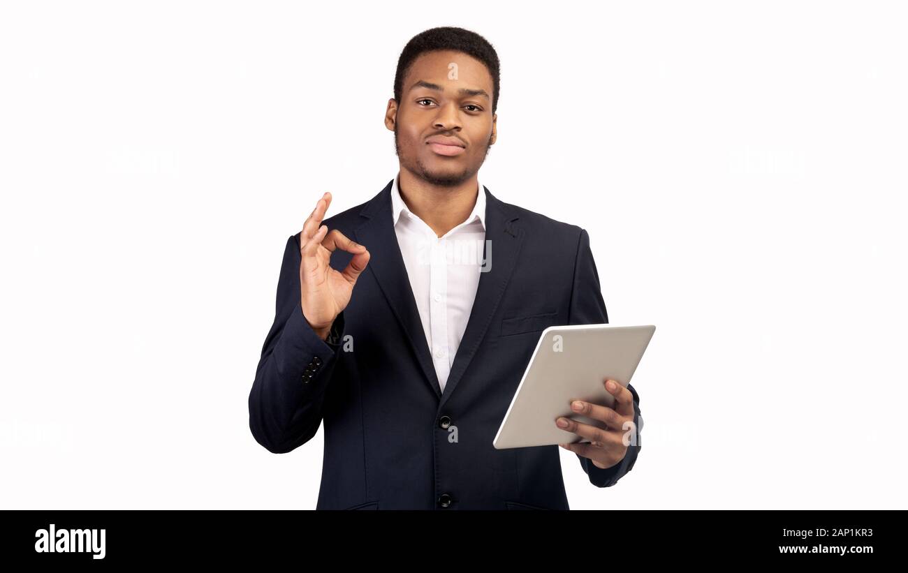 Felice giovani afro uomo mostra ok gesto di segno Foto Stock