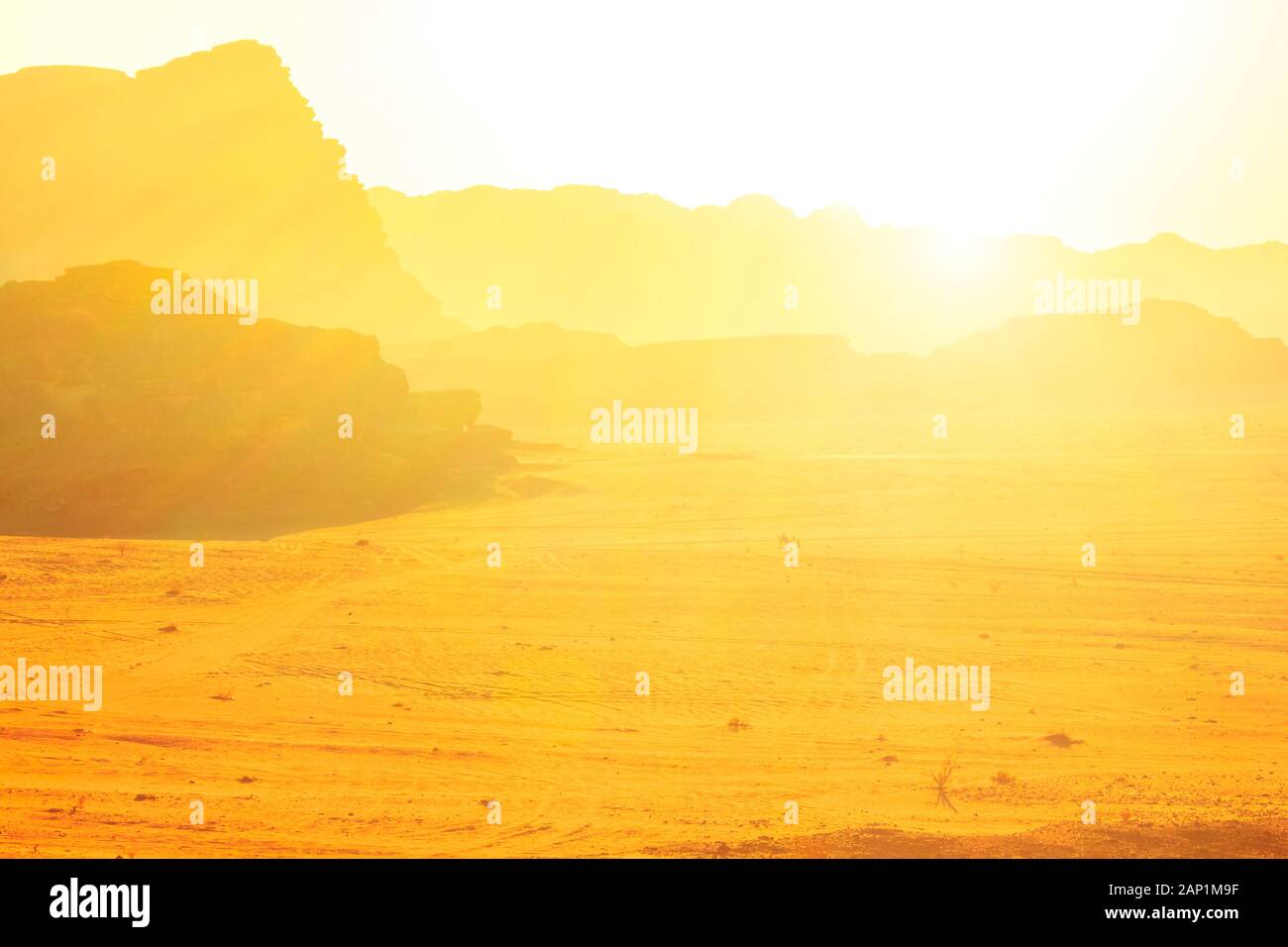 Scenario paesaggistico di Wadi Rum e la Valle della Luna alla luce del tramonto in Giordania Meridionale. Una popolare destinazione turistica per spettacolari e di arenaria Foto Stock