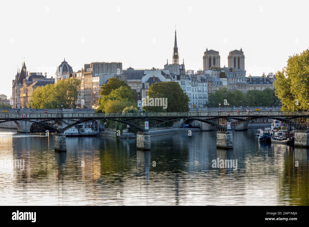 La mattina presto la luce solare sulla Ile de la Cite e il Fiume Senna, Parigi, Ile-de-France, Francia Foto Stock