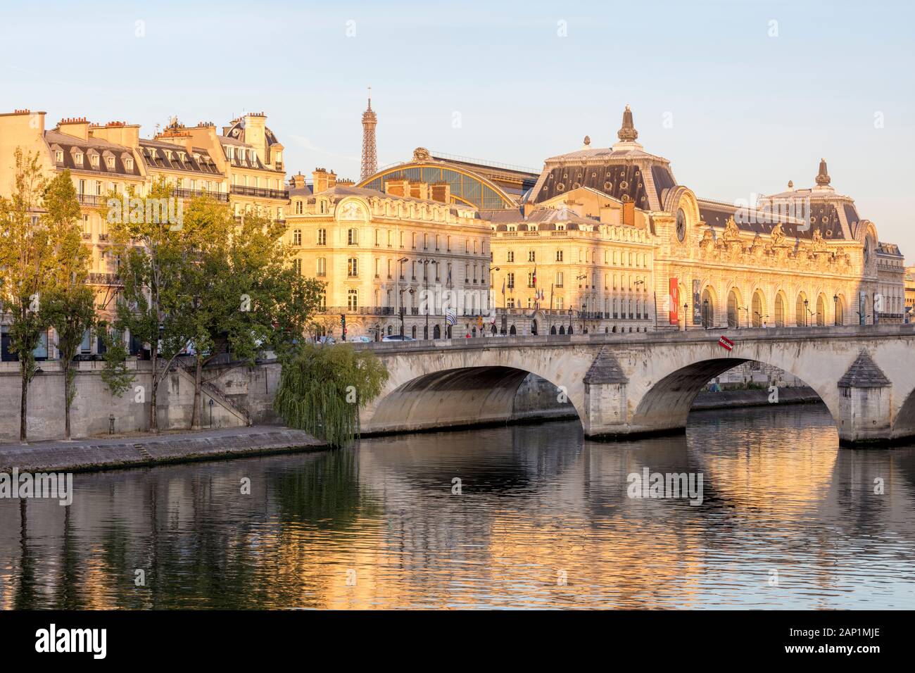 La mattina presto la luce del sole su Musee d'Orsay e gli edifici accanto al fiume Senna a Parigi, Ile-de-France, Francia Foto Stock