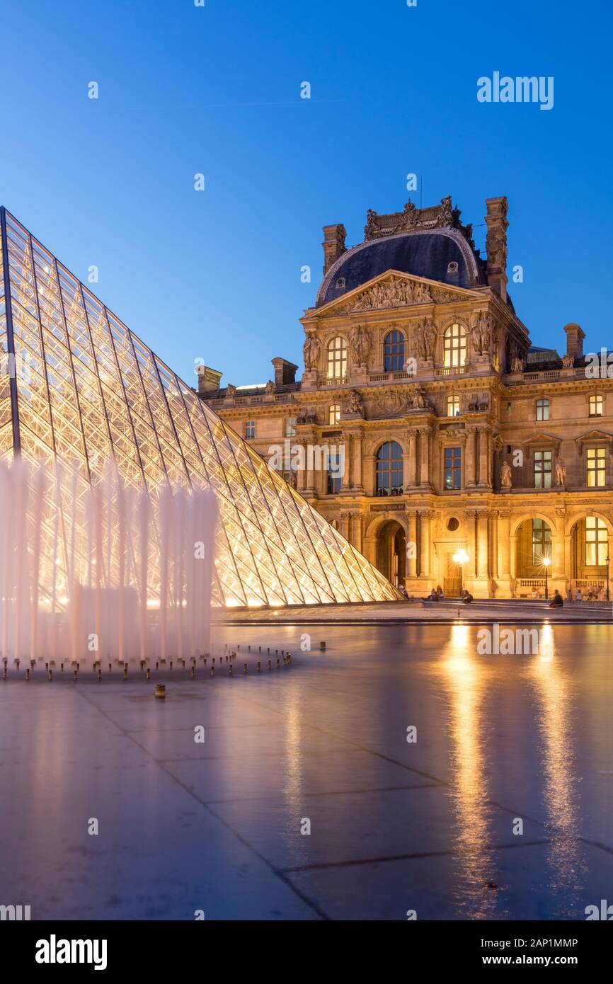 Twilight nel cortile del Musee du Louvre, Parigi, Ile-de-France, Francia Foto Stock