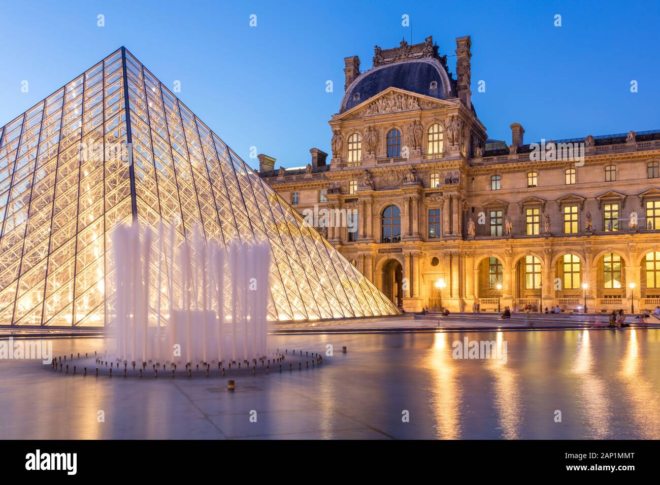 Twilight nel cortile del Musee du Louvre, Parigi, Ile-de-France, Francia Foto Stock