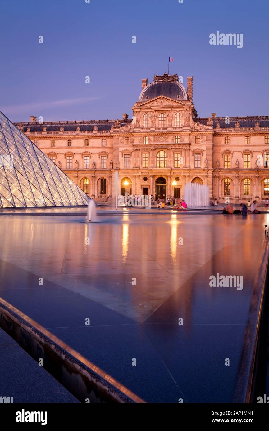 Twilight nel cortile del Musee du Louvre, Parigi, Ile-de-France, Francia Foto Stock