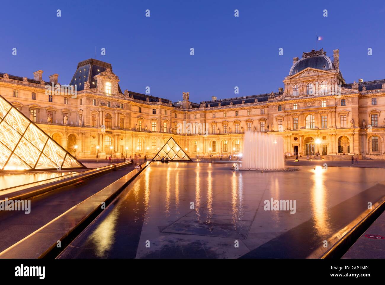 Twilight nel cortile del Musee du Louvre, Parigi, Ile-de-France, Francia Foto Stock